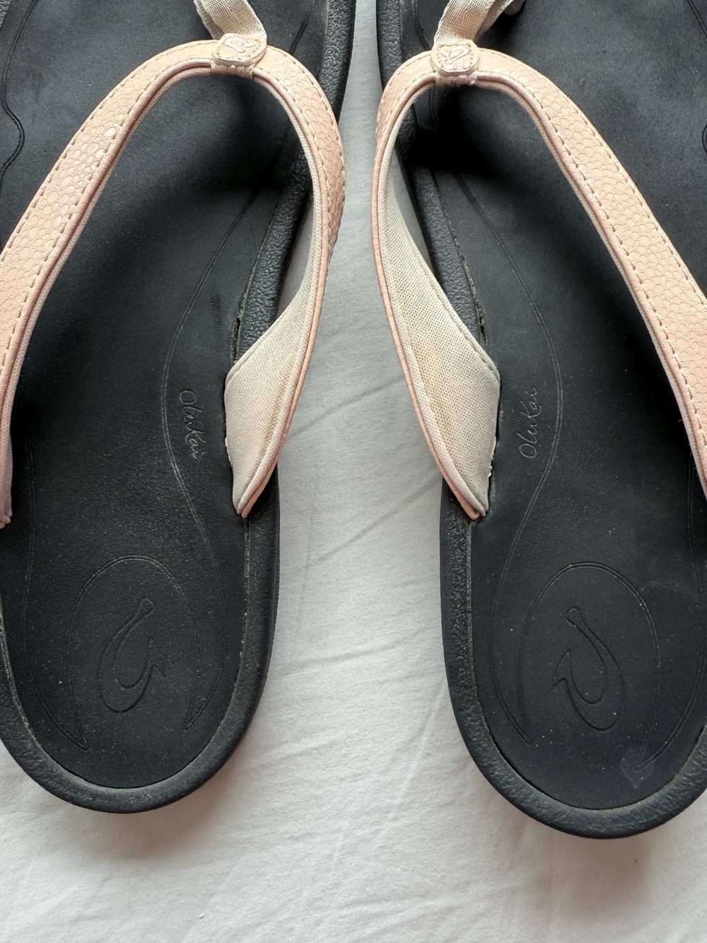 OluKai Women's Pink and Black Leather Thong Sandals 9 - Picture 8 of 9